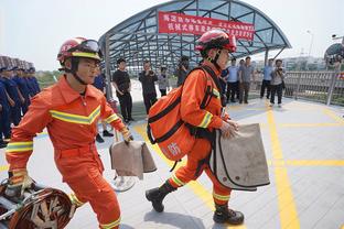 霍勒迪：塔图姆和布朗为球队承担了大部分压力 要给他们最高赞扬